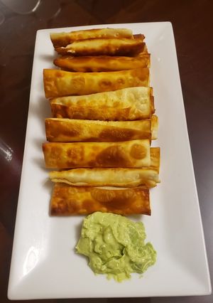 Una foto de Tequeños de queso con crema de palta