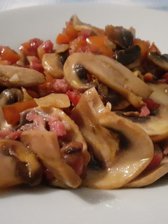 Una foto de Champiñones con jamón serrano