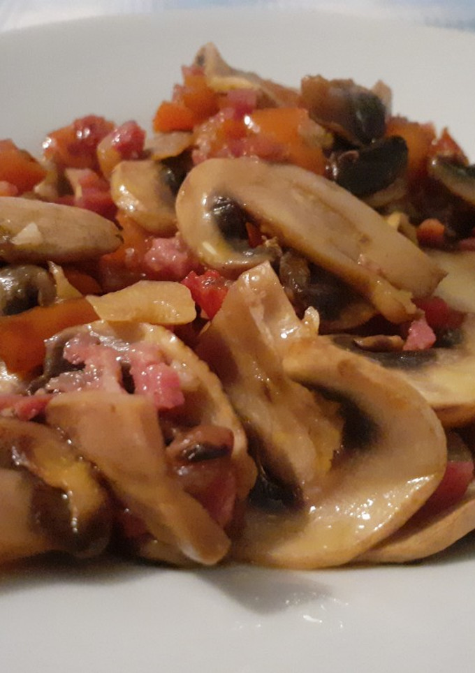 Una foto de Champiñones con jamón serrano