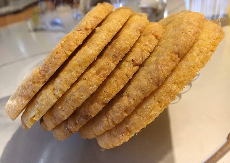 Biscotti con farina di mais e cioccolato bianco