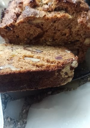 Una foto de Budín integral con dátiles, nueces y manzana sin azúcar 🍏🍎
