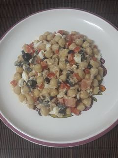 Una foto de Ensalada de garbanzos