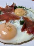 Huevos rotos con espárragos silvestres y jamón