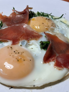 Una foto de Huevos rotos con espárragos silvestres y jamón