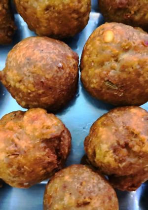 வாழைக்காய் கோளா உருண்டை (Valakkai Kola Urundai Recipe in Tamil) செய்முறை முக்கிய புகைப்படம்