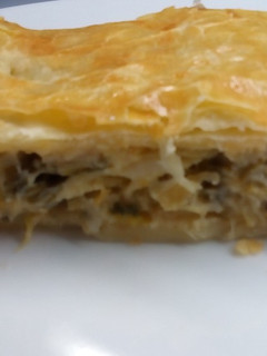 Una foto de Torta de puerros, queso cebolla de verdeo