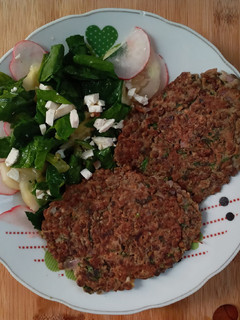 Una foto de 😋Hamburguesas de lentejita y ensalada 🥘🥗🍔 😋