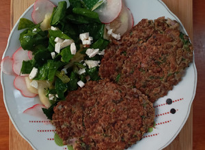 Una foto de 😋Hamburguesas de lentejita y ensalada 🥘🥗🍔 😋