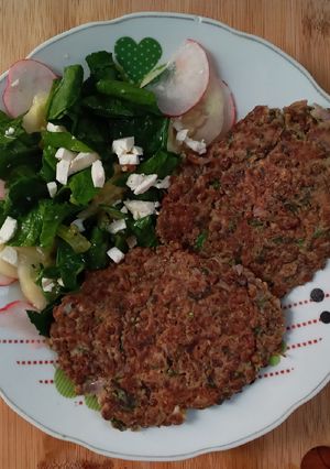 Una foto de 😋Hamburguesas de lentejita y ensalada 🥘🥗🍔 😋