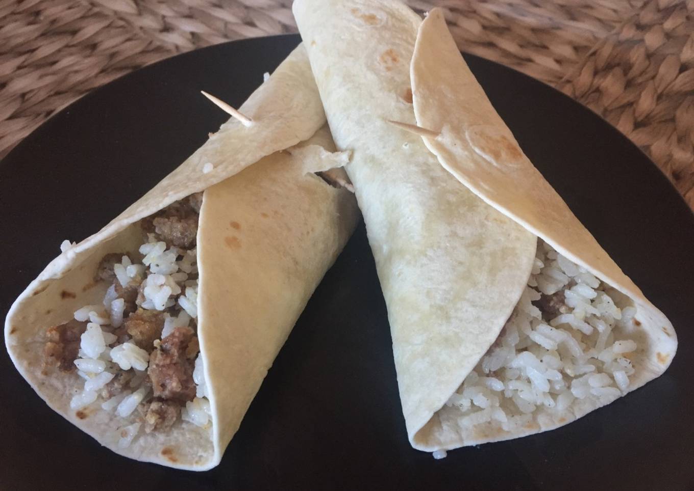 Fajitas de trigo con arroz y albóndigas