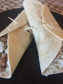 Una foto de Fajitas de trigo con arroz y albóndigas