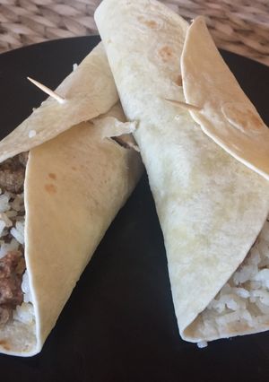 Una foto de Fajitas de trigo con arroz y albóndigas