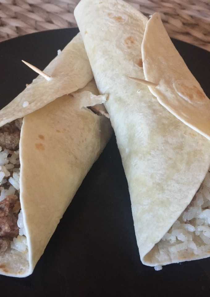 Una foto de Fajitas de trigo con arroz y albóndigas