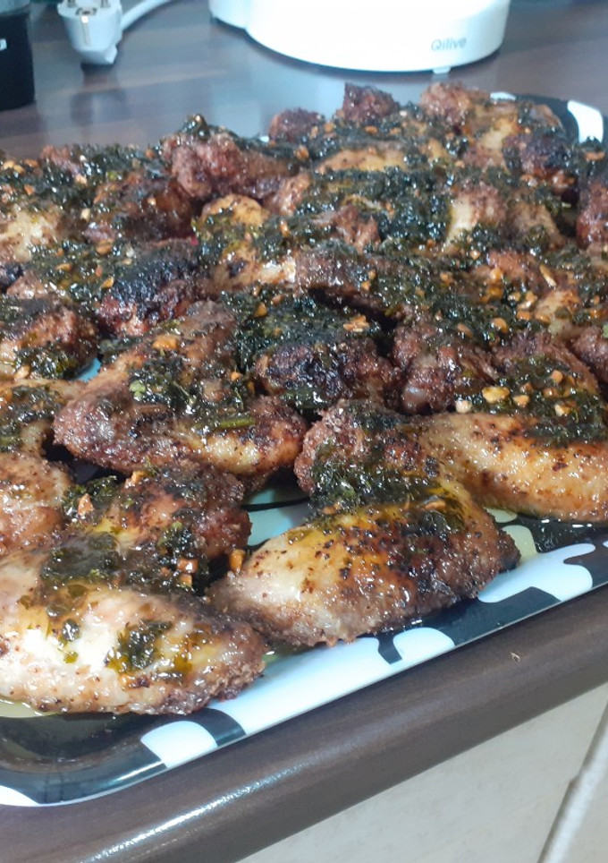 Una foto de Alitas con salsa de miel y ajo