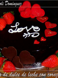 Una foto de Tarta de dulce de leche con corazón de fresa. Especial San Valentín