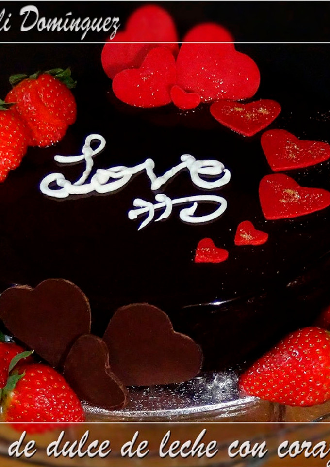 Una foto de Tarta de dulce de leche con corazón de fresa. Especial San Valentín