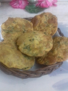 मेथी की पूरी (methi ki puri recipe in hindi) रेसिपी मुख्य फोटो