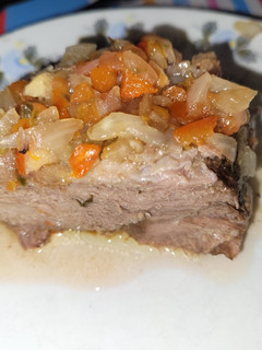 Una foto de Vacío al horno con salsa criolla