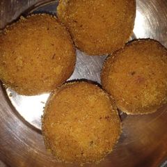 A picture of Besan ladoo.