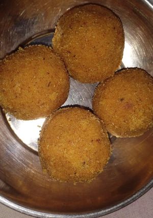 A picture of Besan ladoo.