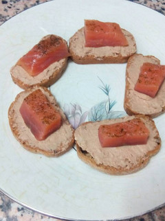 Una foto de Canapés de foie de pato y salmón marinado