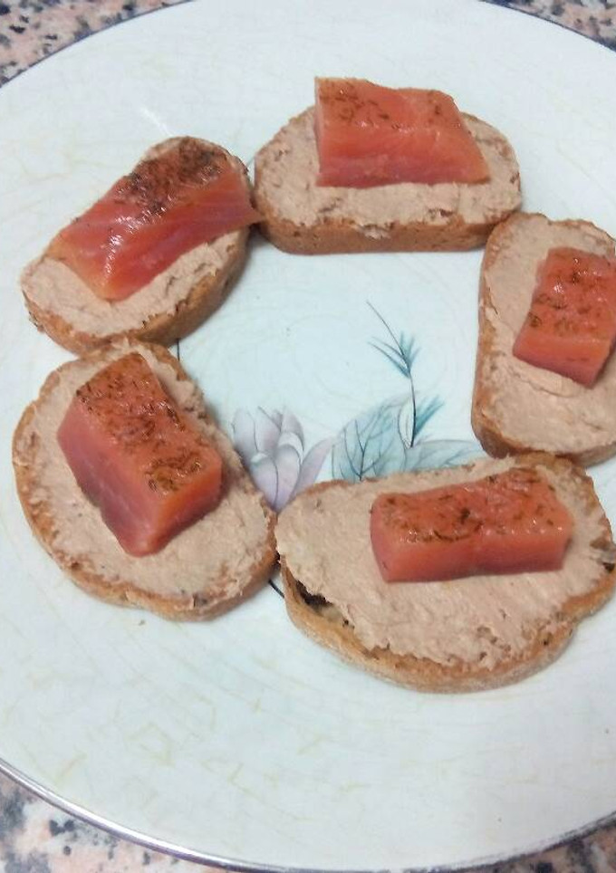 Una foto de Canapés de foie de pato y salmón marinado