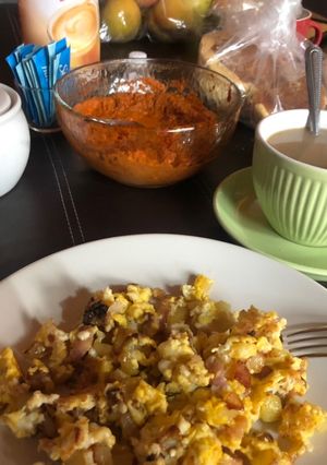 Una foto de Huevos con papas 🥔 y tocino 🥓