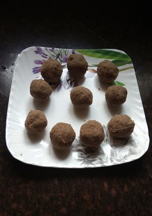 બેસન ના લાડુ(Besan ladoo Recipe in Gujarati) રેસીપી મુખ્ય ફોટો