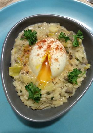 Une photo de Œuf coulant sur son Risotto aux poireaux & champignons