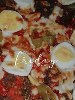 صورة لوصفة بيض وطماطة بالباسطرمة على الطريقة التركية