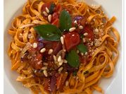 Une photo de tagliatelle basilic