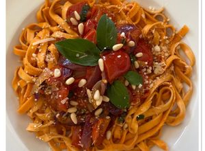 Une photo de Tagliatelles aux tomates cerises, basilic et pesto de tomates 🍅