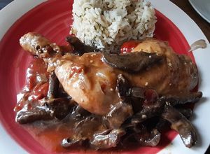 Una foto de Pollo a la olla con callampas secas