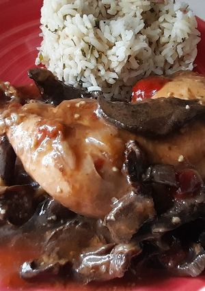 Una foto de Pollo a la olla con callampas secas