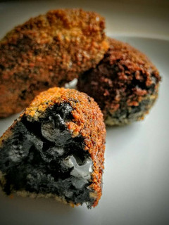 Una foto de Croquetas de Sepia en su tinta