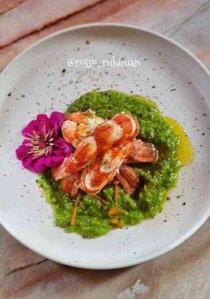 Foto di Gamberoni su crema di piselli