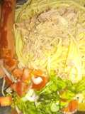 Fideos con atún, panchos y ensalada basíca