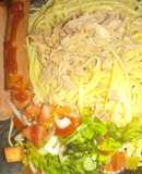 Fideos con atún, panchos y ensalada basíca