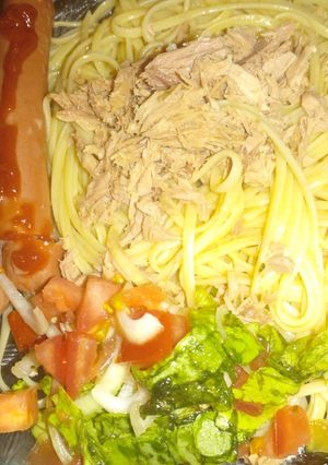 Una foto de Fideos con atún, panchos y ensalada basíca