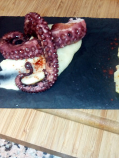 Una foto de Pulpo a la plancha con Parmentier de patata y ali-oli