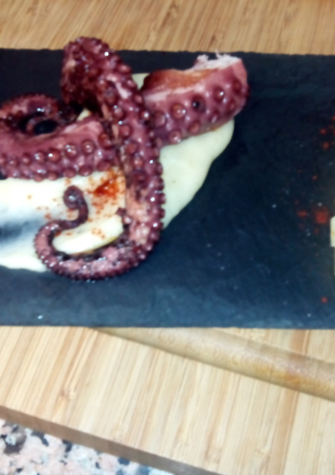 Una foto de Pulpo a la plancha con Parmentier de patata y ali-oli