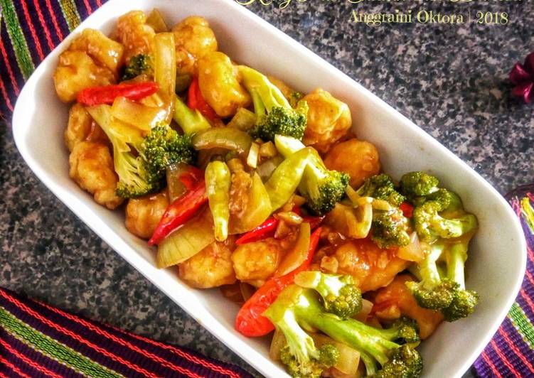 Langkah Mudah untuk Menyiapkan Kung Pao Chicken with Broccoli, Lezat