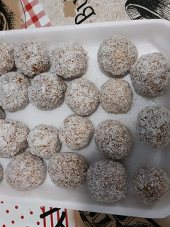 Una foto de Trufas con coco rallado 🥥