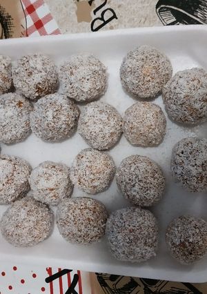 Una foto de Trufas con coco rallado 🥥