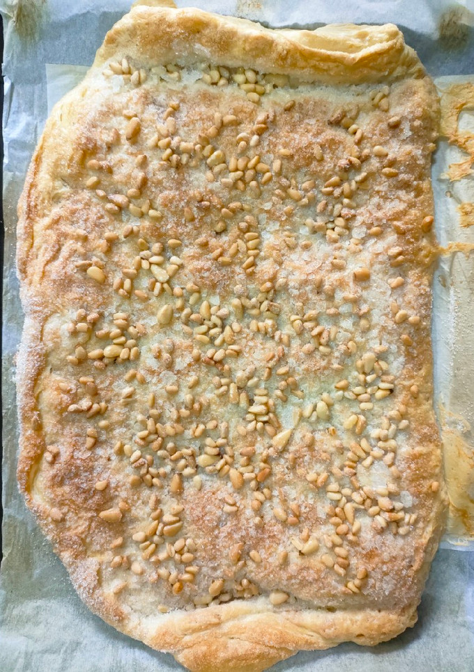 Una foto de Coca de Llardons (chicharrones) Sant Joan 2023