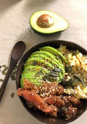 Une photo de Buddha bowl saumon avocat