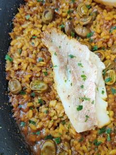Una foto de Arroz con gallineta y habas baby