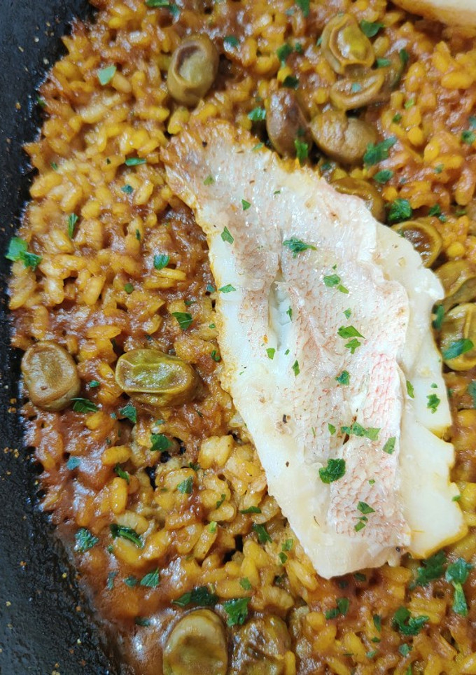 Una foto de Arroz con gallineta y habas baby