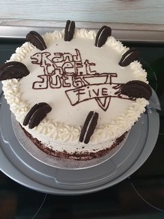 O poză a rețetei Tort cu cremă de oreo și cremă de cacao.