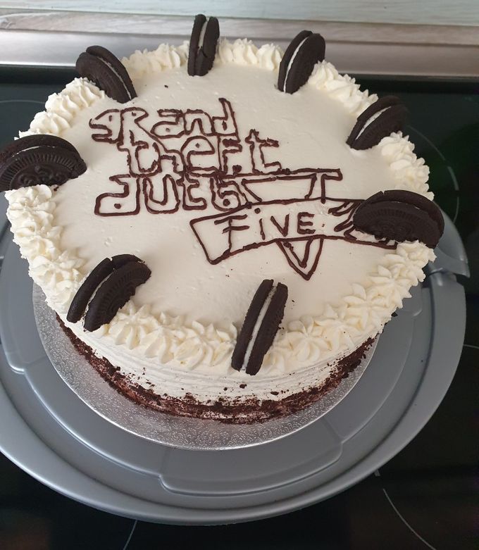 O poză a rețetei Tort cu cremă de oreo și cremă de cacao.